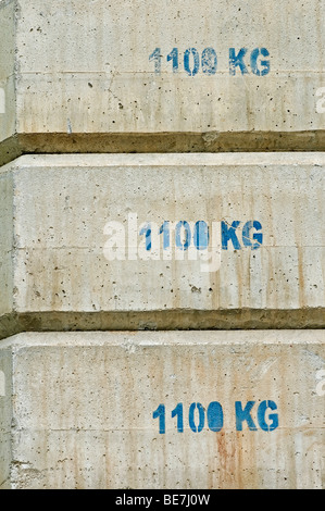 Contrepoids en béton blocs utilisés dans la construction. Banque D'Images