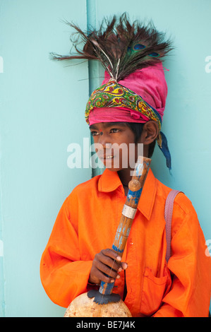 Petit garçon mendiant indien religieux. L'Andhra Pradesh, Inde Banque D'Images