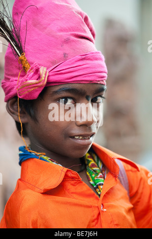 Petit garçon mendiant indien religieux. L'Andhra Pradesh, Inde Banque D'Images