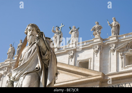 Les détails des statues sur la Basilique Saint Pierre au Vatican, Rome, Italie Banque D'Images