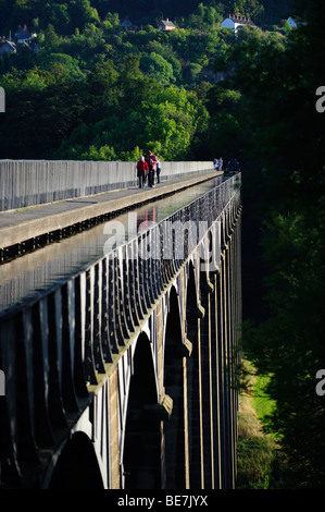 Pont-canal de Pontcysyllte portant le canal de Llangollen sur la rivière Dee. Conçu par Thomas Telford. Un site du patrimoine mondial, le Pays de Galles UK Banque D'Images