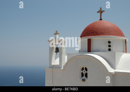 Une petite église blanchie à la vue sur la mer Égée, dans le village de Spoa sur l'île grecque de Karpathos, dans le groupe d'îles du Dodécanèse, Grèce. Banque D'Images