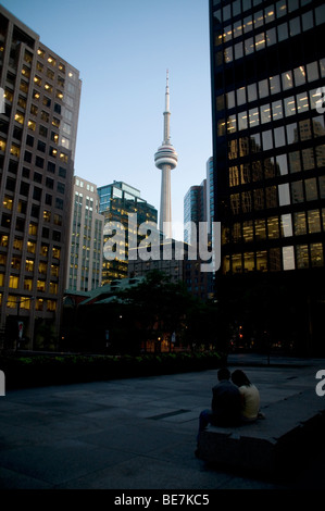 Une vue sur la Tour CN vu depuis le quartier financier et le Toronto Dominion Centre tours TD (droit), Toronto, Ontario, Canada. Banque D'Images