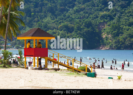 Tour de sauveteur à la plage sur les Maracas Bay à Trinidad Banque D'Images