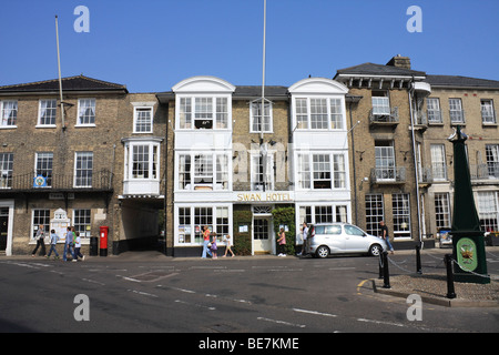 Le Swan Hotel et restaurant, et de la mairie de la Place du marché, Southwold, Suffolk, Angleterre, Royaume-Uni. Banque D'Images