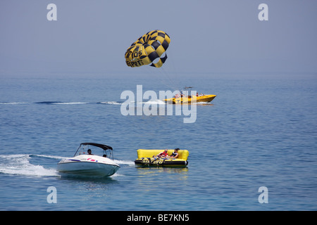 L'eau de parapente à coulissante baie du Figuier, Protaras, Chypre. Le parapente est l'un des nombreux sports nautiques populaires ici. Banque D'Images