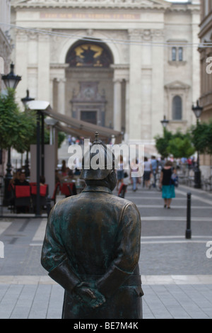 Regardant vers le bas à Zrinyi Utca St Stephen's Basilica à Budapest Banque D'Images