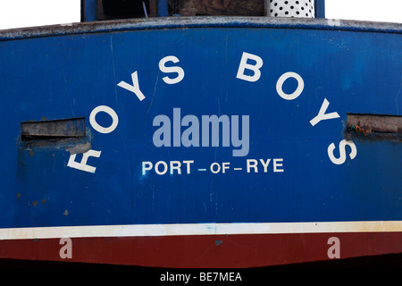 Vieux bateau de pêche noms et numéros d'identification sur Hastings beach Banque D'Images