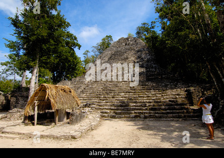 Iglesia la ruine et la stèle. Ruines Maya de Coba, Caribe. L'état de Quintana Roo. Riviera Maya. Péninsule du Yucatan. Le Mexique Banque D'Images