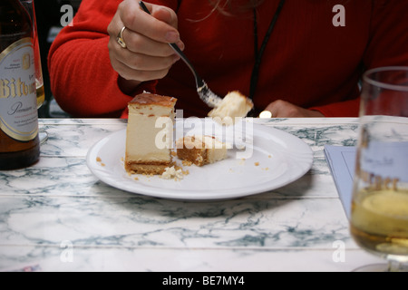 Gâteau allemand et de la bière, des verres de boissons table pub Banque D'Images