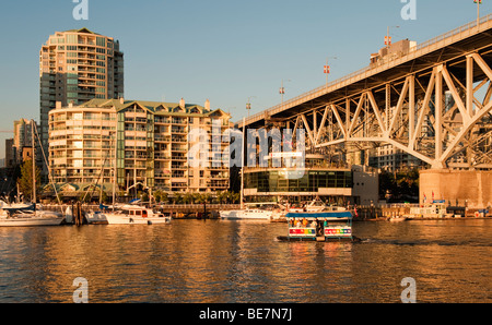 Vue sur False Creek, Granville Bridge et le centre de Vancouver, au Canada, à partir de Granville Island. Un laissez-passer de traversier. Banque D'Images