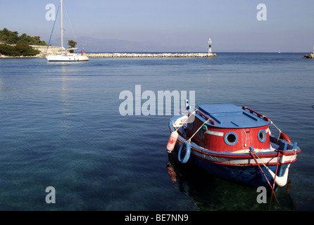 Bateau de pêche traditionnel grec amarrés dans le port de Gaios sur l'île de Paxos dans la mer Ionienne Banque D'Images