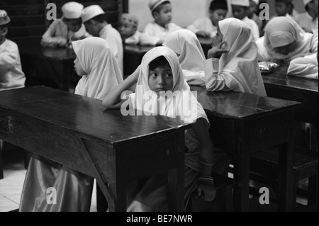 Enfants musulmans au niveau de la salle de classe en attente de l'étude, Bangkok, Thaïlande. Banque D'Images