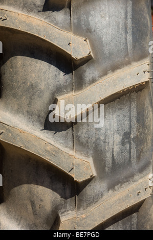 Close up de la bande de roulement des pneus du tracteur Banque D'Images