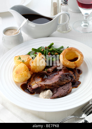 Une assiette de tranches de rôti de bœuf désossée de boeuf et légumes dans une table Banque D'Images