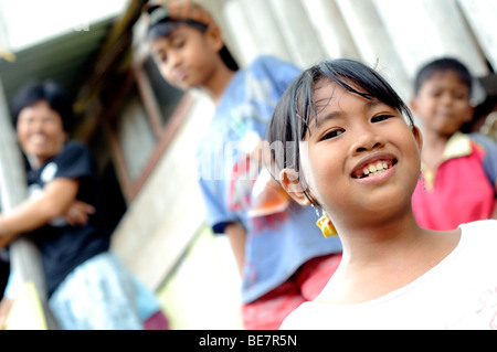 Les enfants en bidonville Indonésie Sumatra jambi Banque D'Images