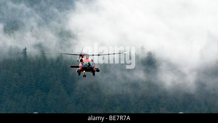 "Un hélicoptère de la Garde côtière patrouille les voies navigables d'Alaska.' Banque D'Images