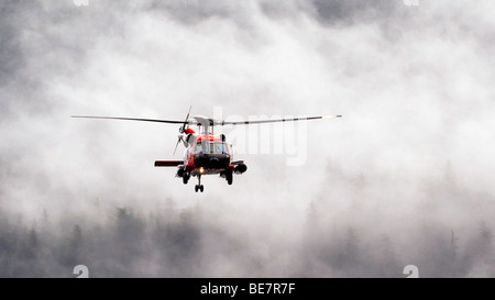 "Un hélicoptère de la Garde côtière patrouille les voies navigables d'Alaska.' '( B / W  = Image Alamy ÊTRE7R74 )' Banque D'Images