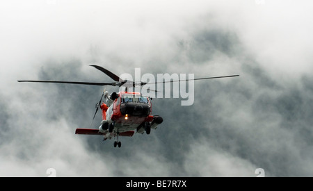 "Un hélicoptère de la Garde côtière patrouille les voies navigables d'Alaska.' Banque D'Images