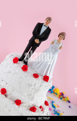 Couple de mariage blanc sur le dessus du gâteau Banque D'Images