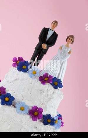 Couple de mariage blanc sur le dessus du gâteau Banque D'Images