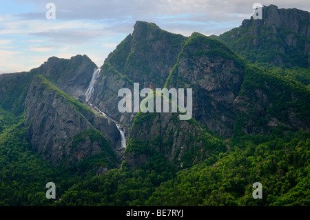 Cascades plongeant dans l'étang Western Brook avec des rochers falaise au parc national du Gros-Morne à Terre-Neuve Banque D'Images