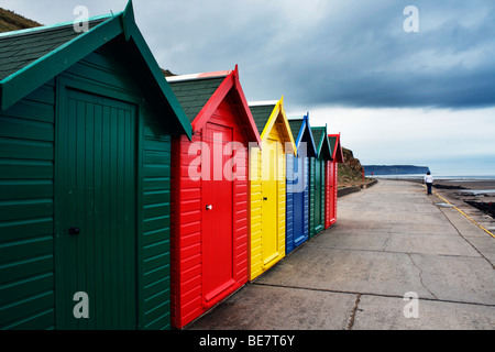 Cabines de plage sur la promenade de Whitby, dans le Yorkshire du Nord sur un jour de tempête. Banque D'Images