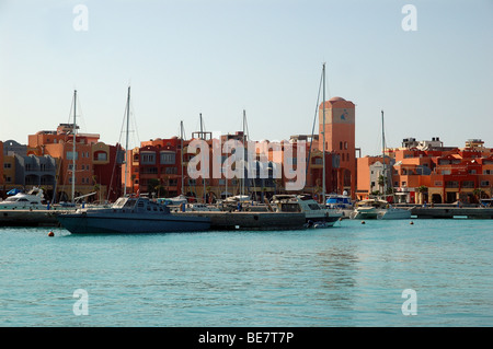 Bateaux près de la Marina à Hurghada, Egypte Mer Rouge Banque D'Images