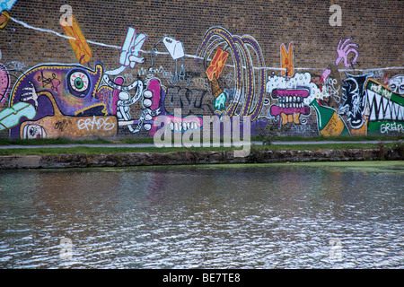 Graffiti sur la rivière lee près du parc olympique 2012, Stratford Londres Angleterre. Banque D'Images