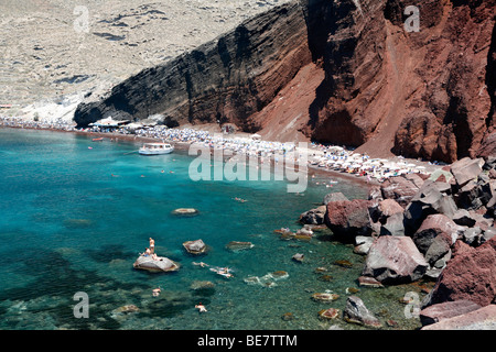 Une vue de la plage rouge, Santorin, sur la côte sud de l'île volcanique, également connu sous le nom de Théra. Banque D'Images