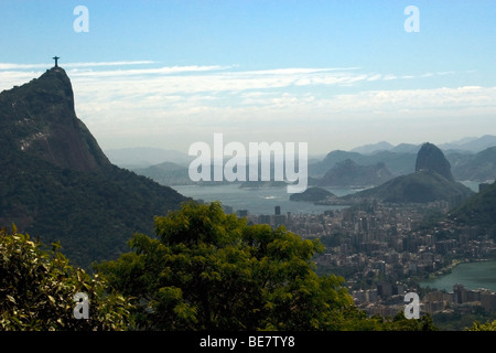 Hill Sugarloaf et statue du Christ Rédempteur au sommet de la montagne du Corcovado, haut symbole de Rio de Janeiro, Brésil Banque D'Images