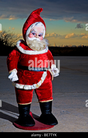 Père Noël kitsch en face de Manhattan. Banque D'Images