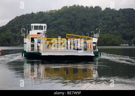 Le Canard colvert, le ferry qui traverse le lac Windermere Banque D'Images