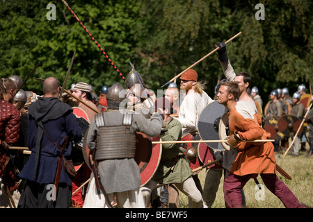 Guerriers Viking en guerre à un festival viking re-enactment au Danemark Banque D'Images