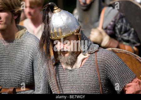 Les guerriers vikings de retour de bataille à un festival viking re-enactment au Danemark Banque D'Images