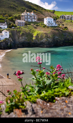 Une belle vue sur le port à port Isaac à Cornwall, Angleterre, Royaume-Uni, vers certains des bâtiments et maisons sur les falaises Banque D'Images