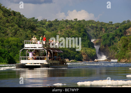 Un bateau touristique sur Murchison Falls cascade sur le Nil Victoria à Murchison Falls National Park dans l'Ouganda. Banque D'Images