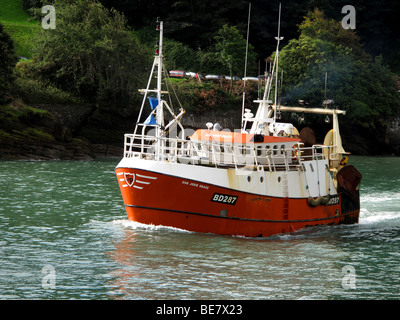 Un petit chalutier laissant Ilfracombe Harbour pour aller à la pêche Banque D'Images