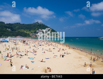 La plage d'Ondarreta, à la baie de La Concha à San Sebastian-Donostia, Espagne, sur une chaude journée d'été. Banque D'Images