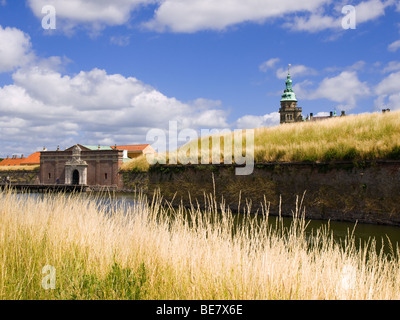 En regardant de l'extérieur du Château de Kronborg à Helsingør, Danemark douves. Banque D'Images