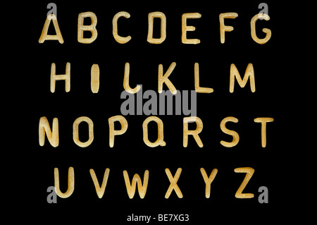 Les pâtes Alphabet Soup font. Caractères typographiques fabriqués à partir de la nourriture pour les enfants. Banque D'Images