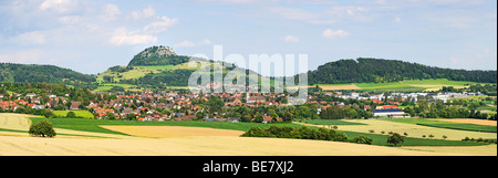 Vue de la région de l'Hegau et la municipalité Hilzingen, l'Hegau volcan Hohentwiel à l'arrière, comté de Constance, Baden-W Banque D'Images