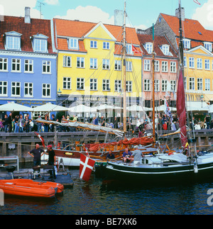 Les gens sur des bateaux amarrés dans le port de Nyhavn Copenhague Danemark Banque D'Images