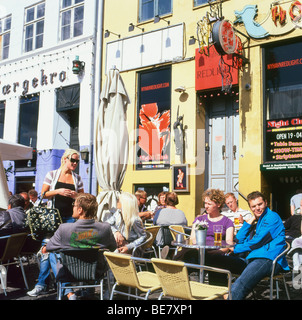 Clients assis à l'extérieur de la boîte de nuit de Redlight bière potable Danemark Copenhague Nyhavn KATHY DEWITT Banque D'Images