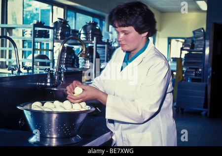 La préparation des aliments femme dentaire oeufs durs Banque D'Images