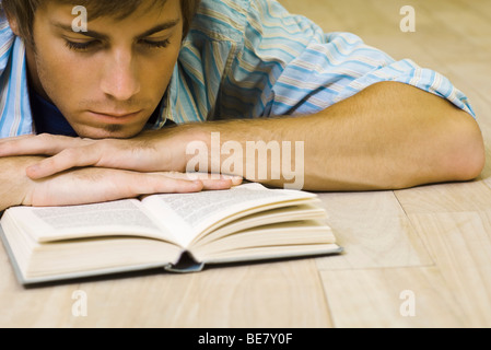 Man reading book Banque D'Images