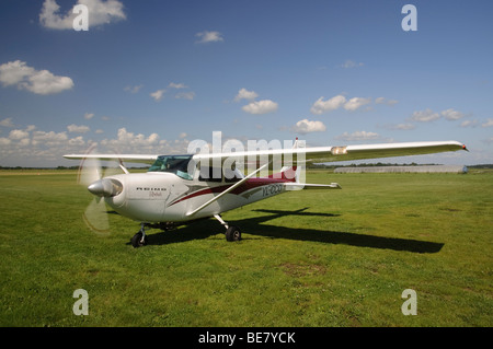 Petit Cessna Aircraft la préparation pour le vol Banque D'Images