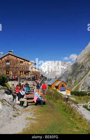 Les randonneurs se reposant devant hut Coburger Huette avec vue sur la Zugspitze, la gamme gamme Gebirge de Mieming, Tyrol, Autriche Banque D'Images