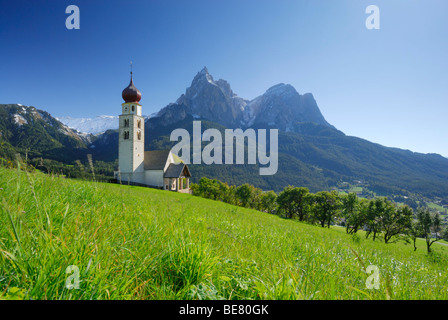 Eglise Saint Valentin près de Siusi Sciliar, Dolomites, sous le Tyrol du Sud, Italie Banque D'Images