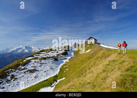 Couple hiking vers hut Statzer Haus sur Hundstein, vue de la plage de Hohe Tauern, Statzerhaus Schieferberge Dientner hut, gamme, D Banque D'Images